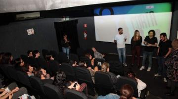 Produtores e admiradores de curtas em sala de cinema. #pracegover