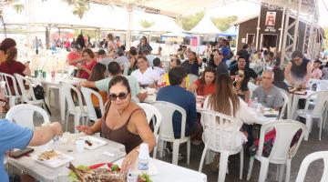 pessoas comendo na festa #paratodosverem