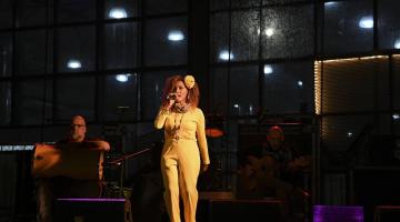 cantora didi gomes se apresenta no palco #paratodosverem