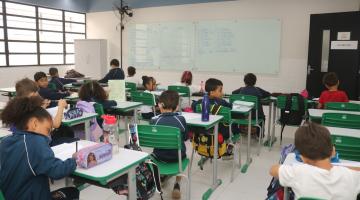 crianças em sala de aula #paratodosverem 