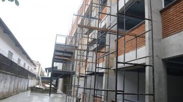 andaimes na parte de fora da escola em obras #paratodosverem