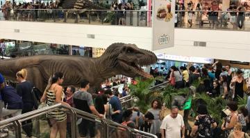 Pessoas com deficiência participam de visita monitorada à exposição de Dinossauros