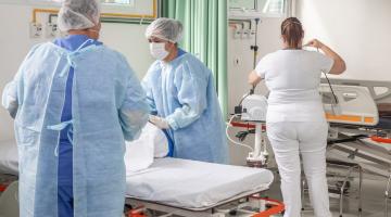 Pessoal de enfermagem está em quarto de hospital. #Paratodosverem
