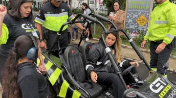 crianças com abafadores de orelha estão dentro de mini buggy. #paratodosverem
