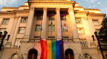 fachada da prefeitura com bandeira do arco iris #paratodosverem 