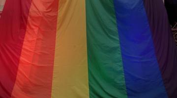 bandeira do arco-íris, símbolo lgbt na fachada da prefeitura. #paratodosverem 