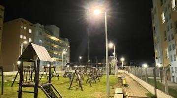 nova luminária em área de lazer #paratodosverem 