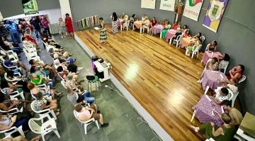 pessoas em um palco sentadas de frente para o público #paratodosverem