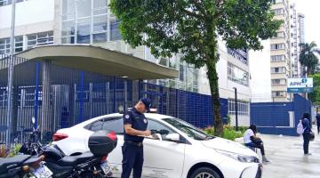 Guarda Municipal em frente à escola. #Paratodosverem