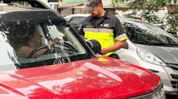 agente de trânsito orientando motorista #paratodosverem