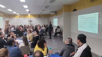 servidores reunidos em grupos em sala de aula. #paratodosverem