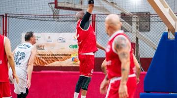 atletas jogando basquete #paratodosverem 