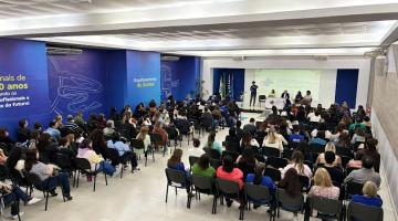 sala de aula lotada em evento #paratodosverem