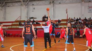 atletas disputam bola no alto #paratodosverem