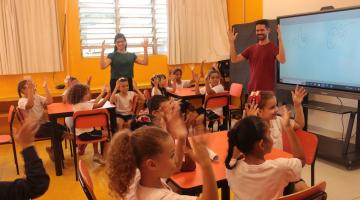 crianças em sala de aula #paratodosverem 
