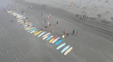 Aulas de surfe dão oportunidade de recomeço e bem-estar para santistas 50+