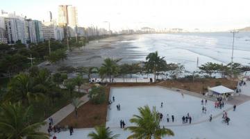 imagem área mostra pista de patinação, árvores e praia ao fundo #paratodosverem