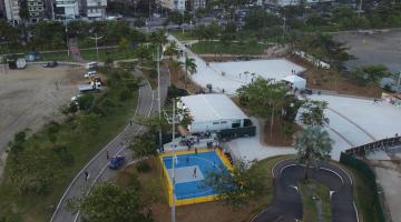 imagem aérea aparecendo pista de patinaçao e quadra de basquete #paratodosverem