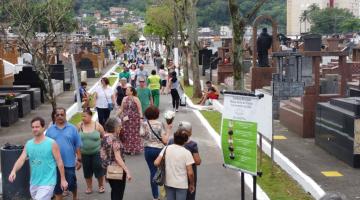 pessoas andando no cemitério #paratodosverem