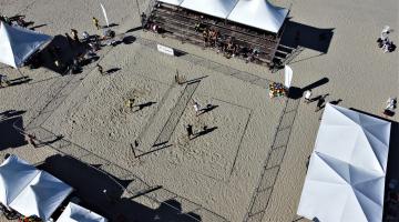 visão aérea de jogo de beach tennis #paratodosverem