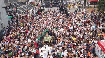 multidão acompanha procissão #paratodosverem