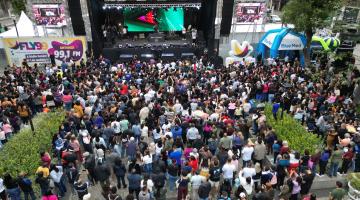 pessoas em frente a palco #paratodosverem