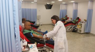 agentes doando sangue #paratodosverem
