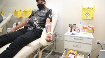 Integrante de moto clube doa sangue em hemonúcleo. #paratodosverem