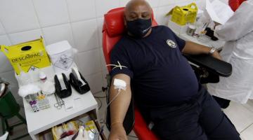 Guarda doando sangue. #paratodosverem