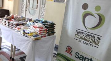 vários alimentos dispostos sobre uma mesa e o banner do fundo social ao lado.  #paratodosverem