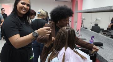 mulheres cortando o cabelo #paratodosverem