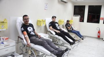 Doadores doando sangue #paratodosverem