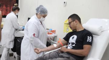 homem doando sangue #paratodosverem