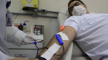homem doando sangue #paratodosverem