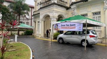 Operação Baixas Temperaturas: Drive-thru arrecada cobertores e agasalhos em Santos