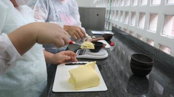 confeiteiras preparam pedaço de manteiga #paratodosverem 