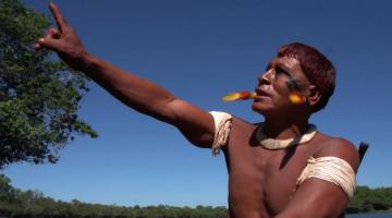 Indígena está apontando para o céu. #paratodosverem