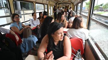 mulheres passeando de bonde #paratodosverem 