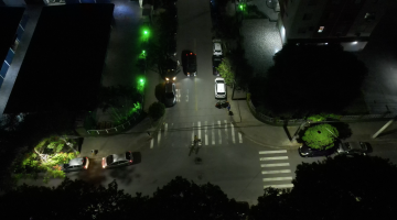 visão aérea de rua com nova iluminação #paratodosverem 