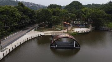 Foto aérea da lagoa aparecendo via, espaço de shows e pista ao fundo #paratodosverem