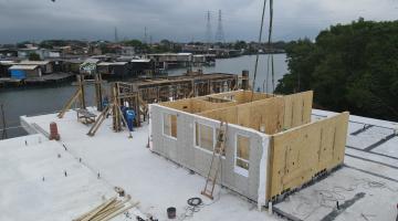 Primeiro prédio do Parque Palafitas já toma forma no Dique da Vila Gilda em Santos