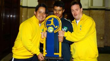 Campeões mundiais de futsal down apresentam medalhas e troféu em Santos