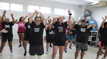 pessoas dançando em vila criativa #paratodosverem 