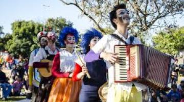 Espetáculo teatral é apresentado na praça do BNH, na Aparecida