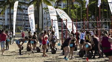 Pessoas praticando atividades na areia da praia #paratodosverem