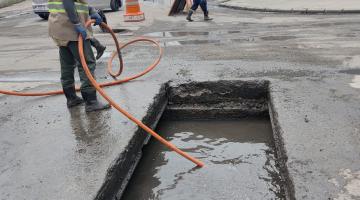 operário atua em sistema de drenagem #paratodosverem 