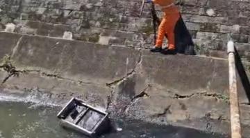 operários retiram fogão do canal #paratodosverem 