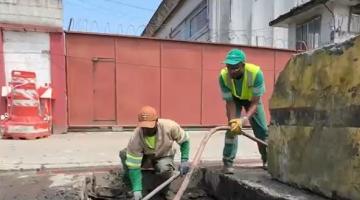 operários atuando em sistema de drenagem #paratodosverem