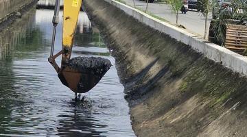 máquina limpando o canal #paratodosverem