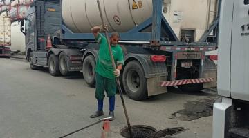 homem introduz hidrojato em bueiro.#paratodosverem